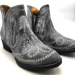STERLING RIVER Ankle Cowboy Boots sz 11m  Gray And White Embroidered Vines Women